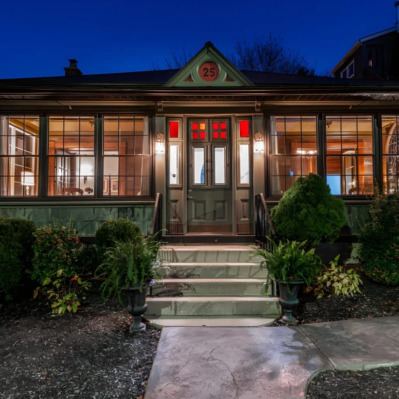 Henry House | Patio Suite